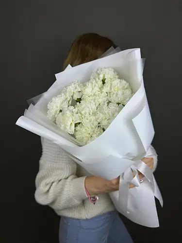 На фото №5 Букет живых цветов из 11 Белых гвоздик в дизайнерской упаковке