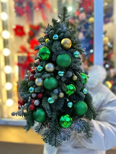 На фото №2 Новогодняя елка с зелеными шарами 