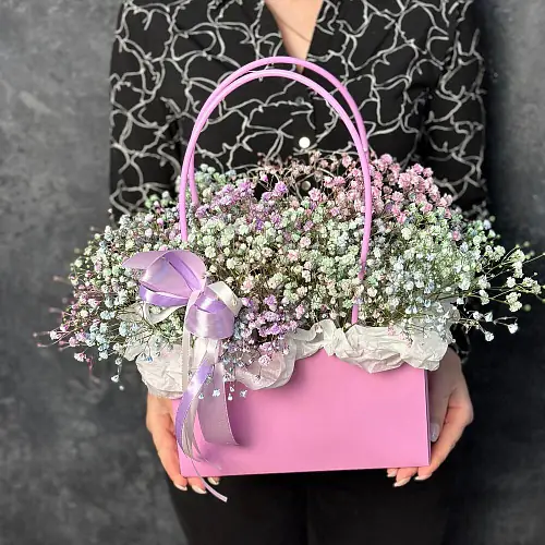 На фото №2 Разноцветная гипсофила в розовой сумке 