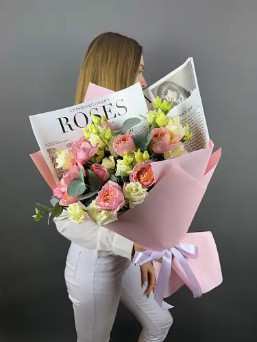 Букет нежных живых цветов из кустовых роз и эустомы в дизайнерской упаковке