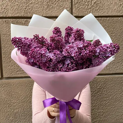 На фото №2 Композиция из сирени