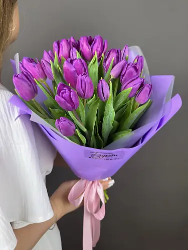 На фото №3 Букет фиолетовых тюльпанов 21 шт.
