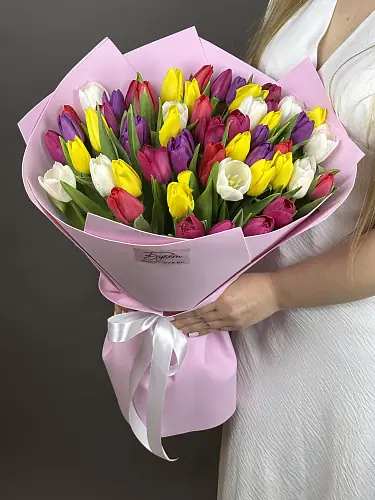 На фото №2 Букет из 51 разноцветного тюльпана 