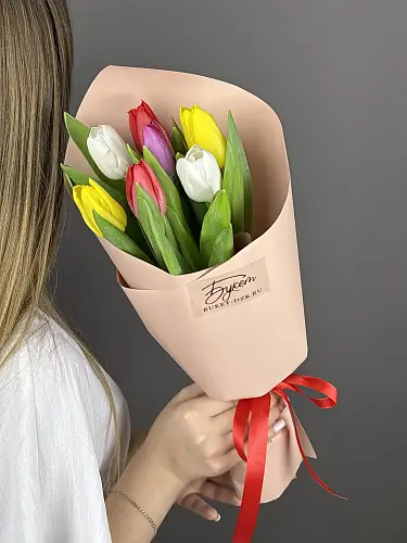На фото №4 7 Разноцветных тюльпанов в упаковке