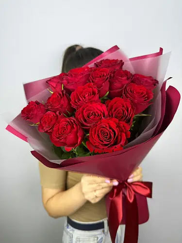 На фото №2 15 Красных роз в дизайнерской упаковке