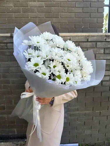 На фото №2 Букет живых цветов из 7 кустовых хризантем оформленный в дизайнерскую упаковку