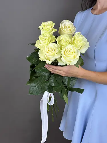 На фото №2 7 Белых роз Эквадор