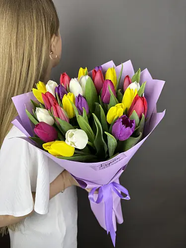 На фото №6 25 Разноцветных тюльпанов