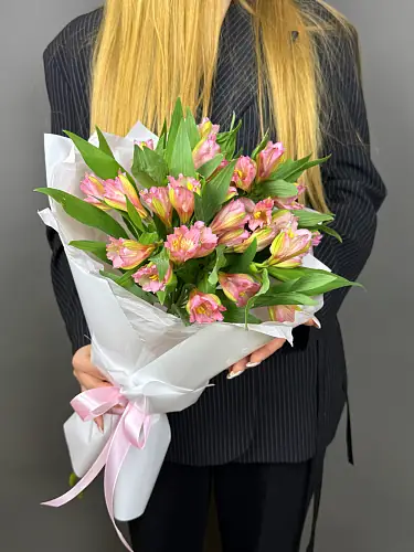 На фото №5 Букет из розовых альстромерий