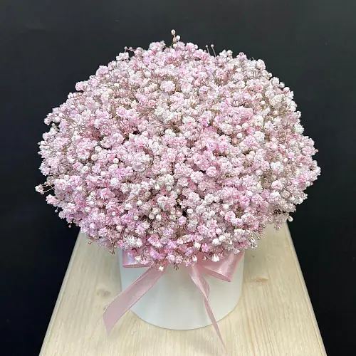 На фото №2 Нежная розовая гипсофила в шляпной коробке 