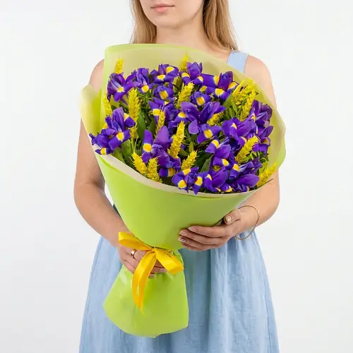 Букет из ирисов и пшеницы