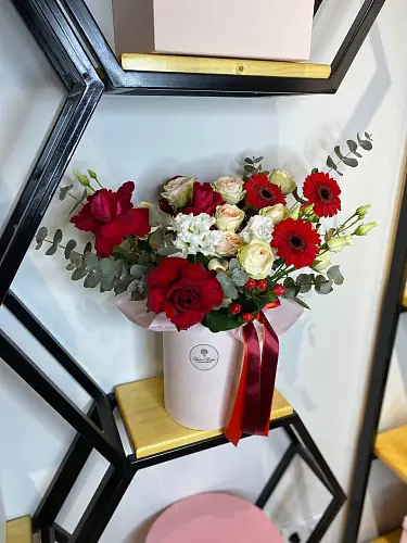 На фото №2 Шляпная коробка с герберой и эустомой