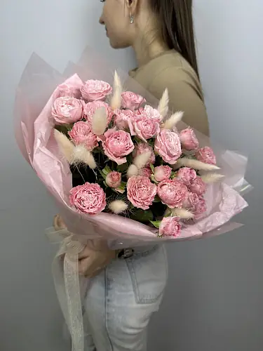 На фото №3 Букет из розовых кустовых роз