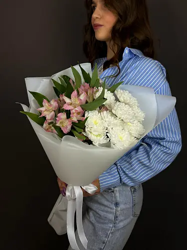 На фото №2 Букет Живых цветов с альстромерией