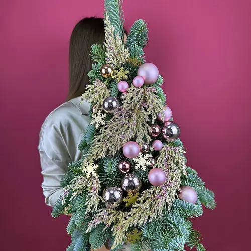 Цветы живые Композиция с нобилисом и декором "Новогодняя елка"