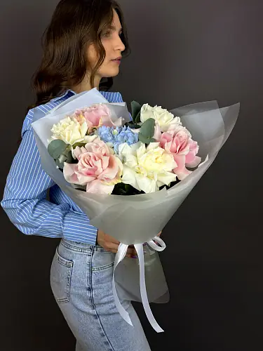 На фото №3 Нежный букет с розами и гортензией