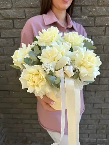 Композиция живых цветов с белыми розами и статицей