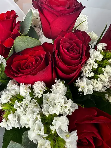 На фото №2 Букет из красных роз и статицы