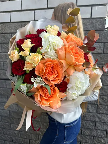 На фото №2 Яркий букет с розами и гортензией 