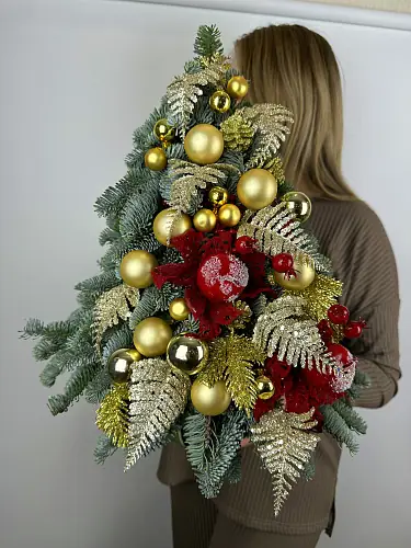 На фото №3 Елка с золотым декором 