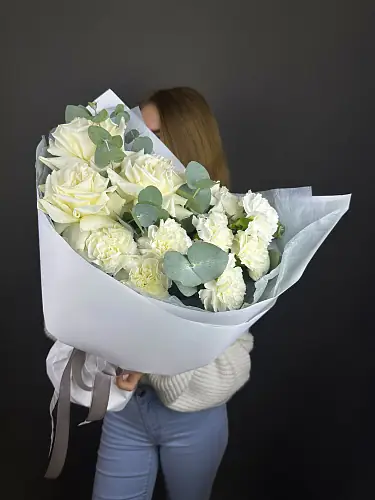 На фото №7 Букет с белыми розами и диантусами