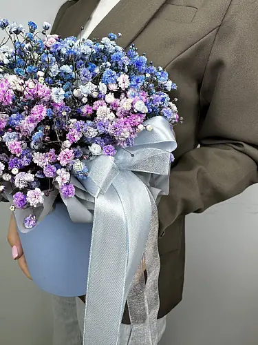 На фото №4 Шляпная коробка с радужной гипсофилой