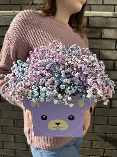 На фото №2 Букет живых цветов с радужной гипсофилой микс в сумочке нежного цвета