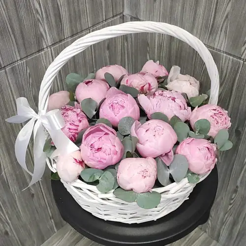 Нежные Розовые Пионы в Корзине