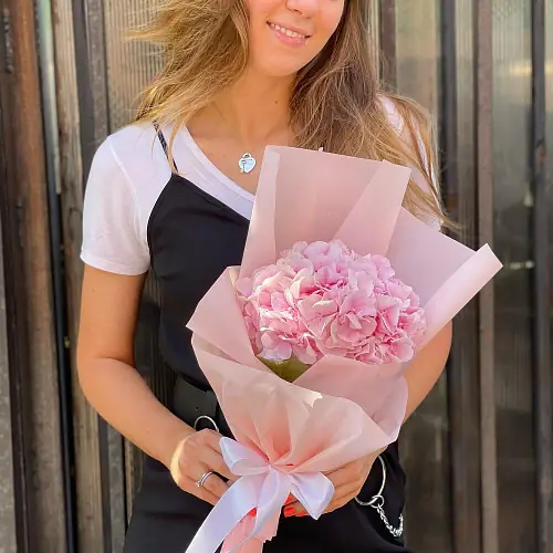 На фото №3 Яркая гортензия