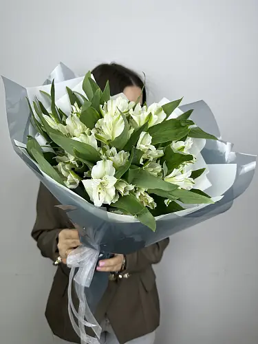 На фото №6 Букет из 5 белых альстромерий