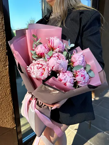 На фото №2 Букет из 7 пионов с эвкалиптом