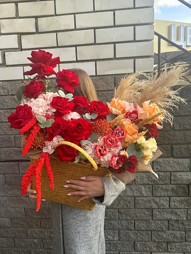 На фото №2 Корзина с розами и тюльпанами 