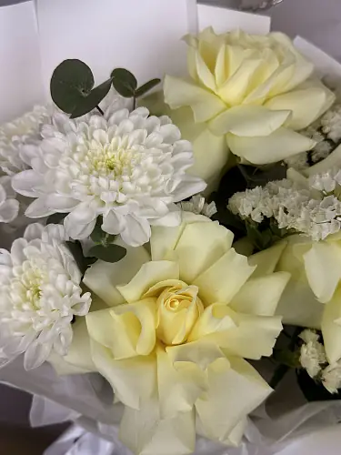 На фото №5 Букет из роз с хризантемой и зеленью