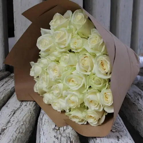 31 Белая роза в упаковке 