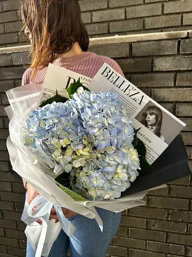 На фото №3 Букет живых цветов из 3 голубых гортензий