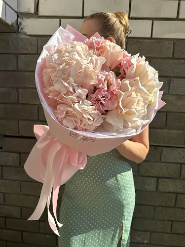 На фото №2 Нежный букет с розами и гортензией в упаковке