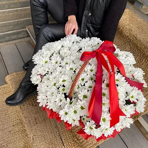 На фото №2 25 Хризантем в Корзине