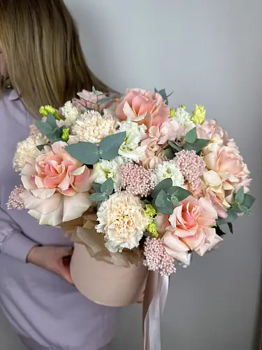 На фото №4 Нежная композиция с гортензией и розами 