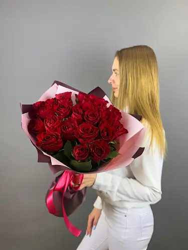 На фото №5 Букет живых цветов из 25 Красных Роз