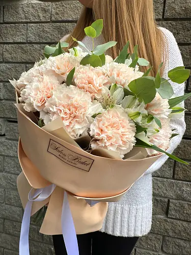 На фото №3 Композиция с гвоздикой и альстромерий 