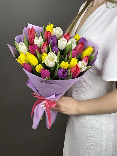 На фото №4 Букет 31 тюльпанов микс