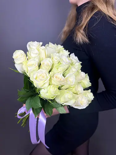 На фото №4 25 Белых Роз