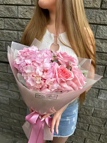 На фото №2 Пионовидные розы и гортензии