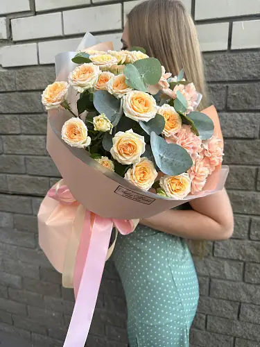 На фото №5 Букет живых цветов с гвоздикой и кустовой розой в дизайнерской упаковке