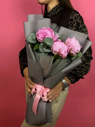 На фото №4 3 Пиона с эвкалиптом в упаковке