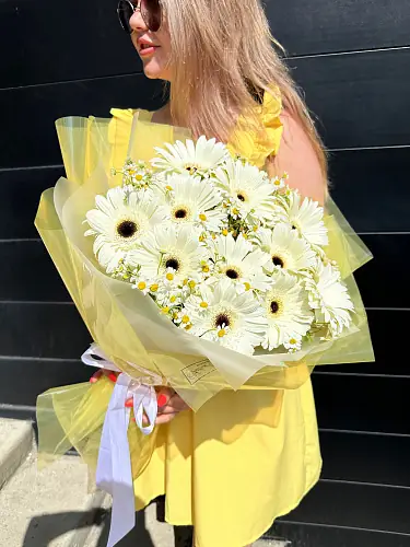 На фото №2 Герберы и матрикарии