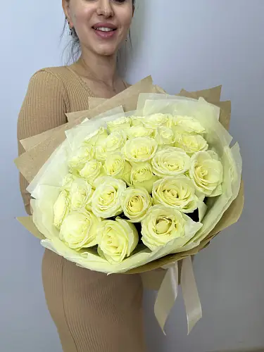 Букет живых цветов из 25 Белых роз