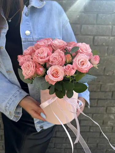 На фото №4 Букет живых цветов с кустовыми розами