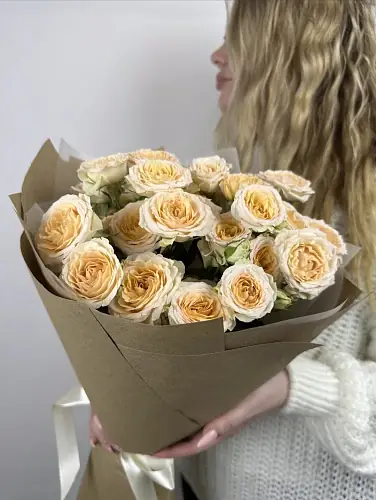 На фото №5 Букет живых цветов из 5 кустовых роз оформленный в дизайнерскую упаковку