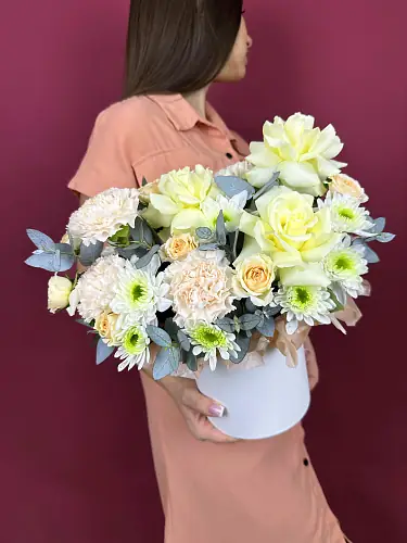 На фото №2 Нежная композиция с розами и хризантемой